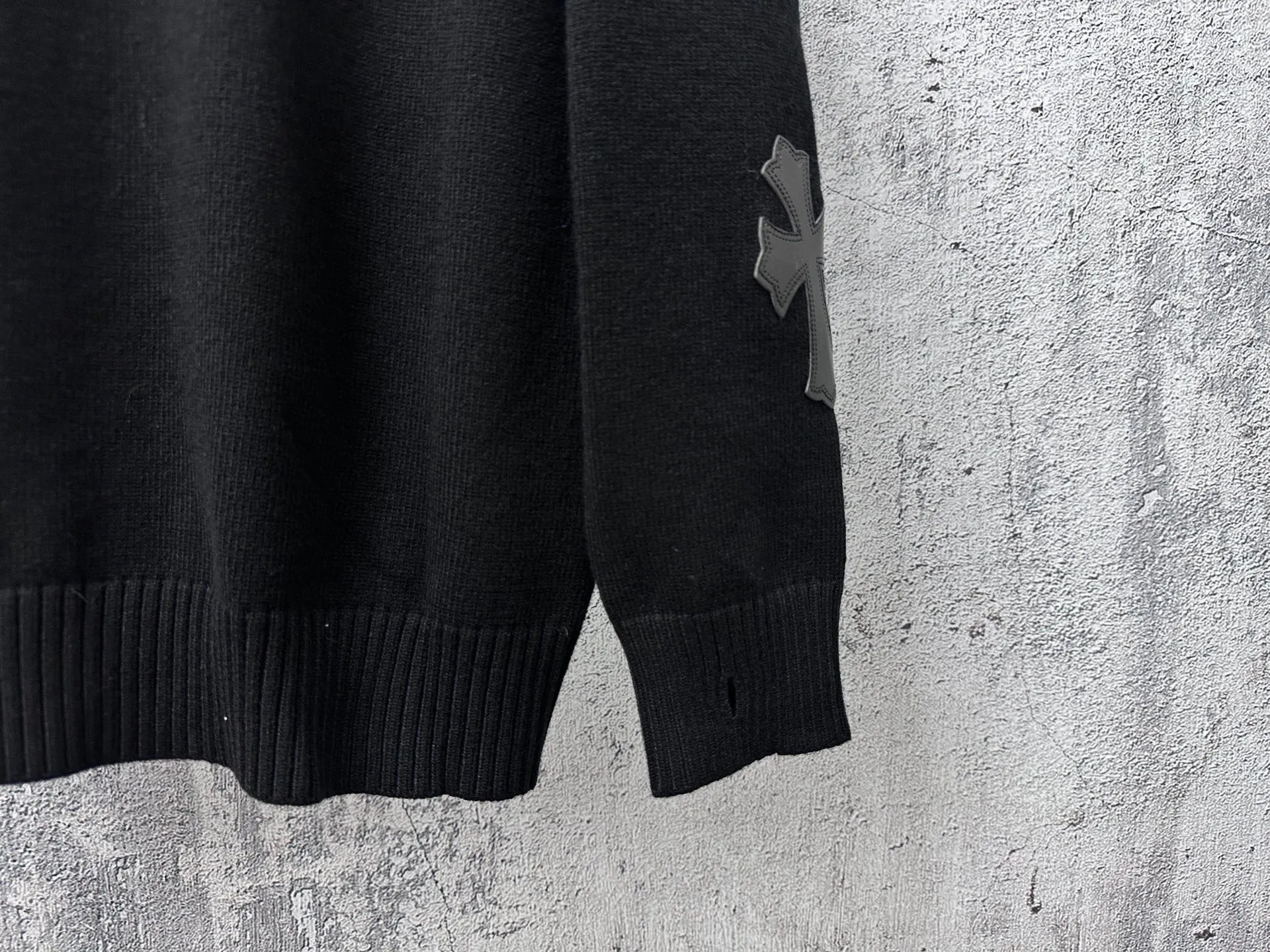 ￼ P250 【Chrome Hearts】Chrome Hearts' new cross-knitted jacquard appliquéd crew neck sweater. Contains 20% wool. The item is made of custom-dyed and custom-spun yarn and purchased from the original version. A full set of customized accessories. Details determine success or failure. A new model for autumn and winter. It is soft and delicate and does not tie the body. The upper body effect is very nice. Loose fit. Same style for men and women. Color: White Black Size: S-L